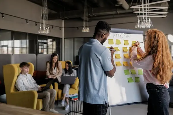 AI Marketing Analytics: Unlocking it's Potential 2 team making a plan